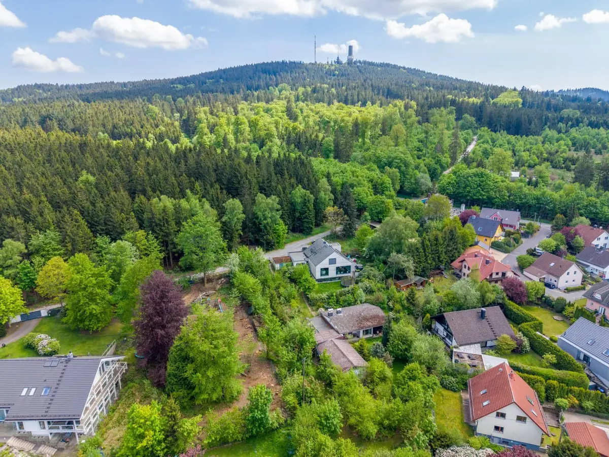 Luftbild von Oberreifenberg mit dem Großen Feldberg im Hochtaunus